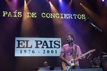 El líder de Jarabe de Palo, Pau Donés, en el concierto con motivo del 25º Aniversario de EL PAÍS, 'Un País de pop', en 2001.