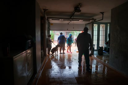 Habitantes del municipio costero de Cayey limpian una de las casas afectadas por el huracán Fiona. 