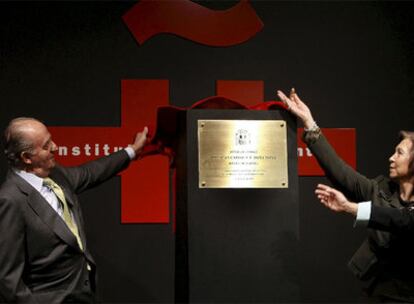 Los Reyes descubren una placa conmemorativa durante la inauguración del Instituto Cervantes en Sidney.