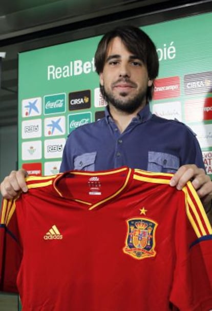 Beñat posa con la camiseta de la selección.