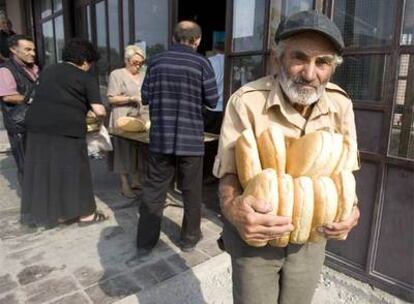 Un hombre acarrea barras de pan en Gori el pasado 23 de agosto, tras la retirada de las tropas rusas.