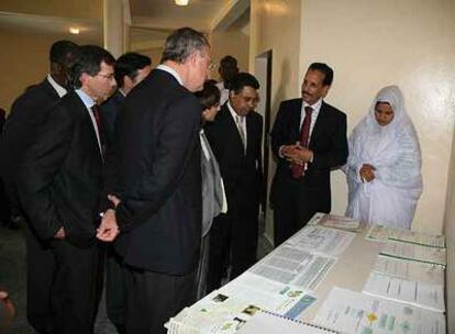 Jesús Caldera (de espaldas, en primer término), durante una visita al Instituto Nacional y Profesional de Mauritania el miércoles pasado.