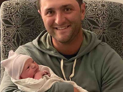 Jon Rahm con su hijo recién nacido en brazos.