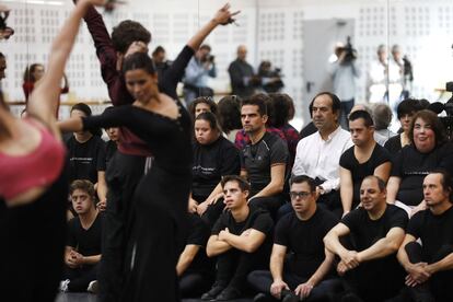 Hoy nada de eso ha ocurrido y los veinte han ofrecido sin dudar sus corazones y la mayoría, como Santiago, para quien bailar y salir en la televisión es un "sueño", ha salido encantada porque sus maestros le han enseñado "a mover los brazos muy bien".