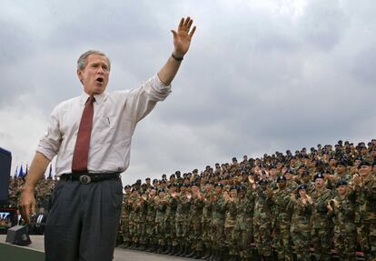 El presidente George W. Bush rinde homenaje a los soldados de la 10ª División de Montaña, primeras tropas norteamericanas en entrar en Afganistán, durante un acto en la base militar de Fort Drum, Nueva York, el 19 de julio del 2002. No fue hasta el 28 de diciembre de 2014 cuando el presidente Obama dio por finalizada la misión.