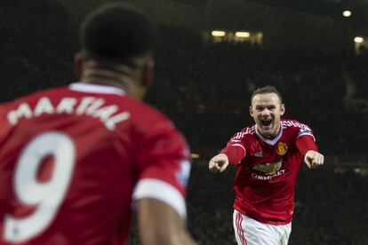 Rooney celebra con Martial el gol de la victoria contra el Swansea.