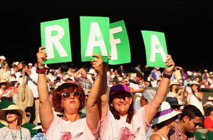 Fans de Rafa Nadal muestran su apoyo antes de la segunda ronda del partido contra Donald Young, el 5 de julio de 2017.