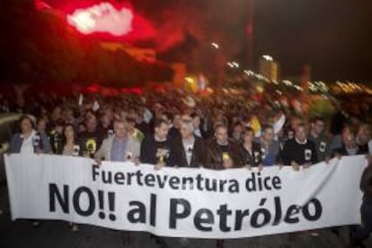 En la imagen, protesta en Puerto del Rosario, Fuerteventura, contra los sondeos petrolíferos aprobados por el Gobierno en aguas próximas a esa isla. EFE/Archivo