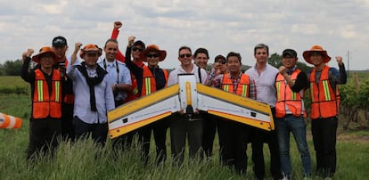 Miembros del equipo de la Corporaci&oacute;n de la Informaci&oacute;n Territorial y Geoespacial de Corea del Sur y la Direcci&oacute;n Nacional de Catastro (DNC) de Uruguay, con uno de los drones que ha digitalizado el catastro del pa&iacute;s.