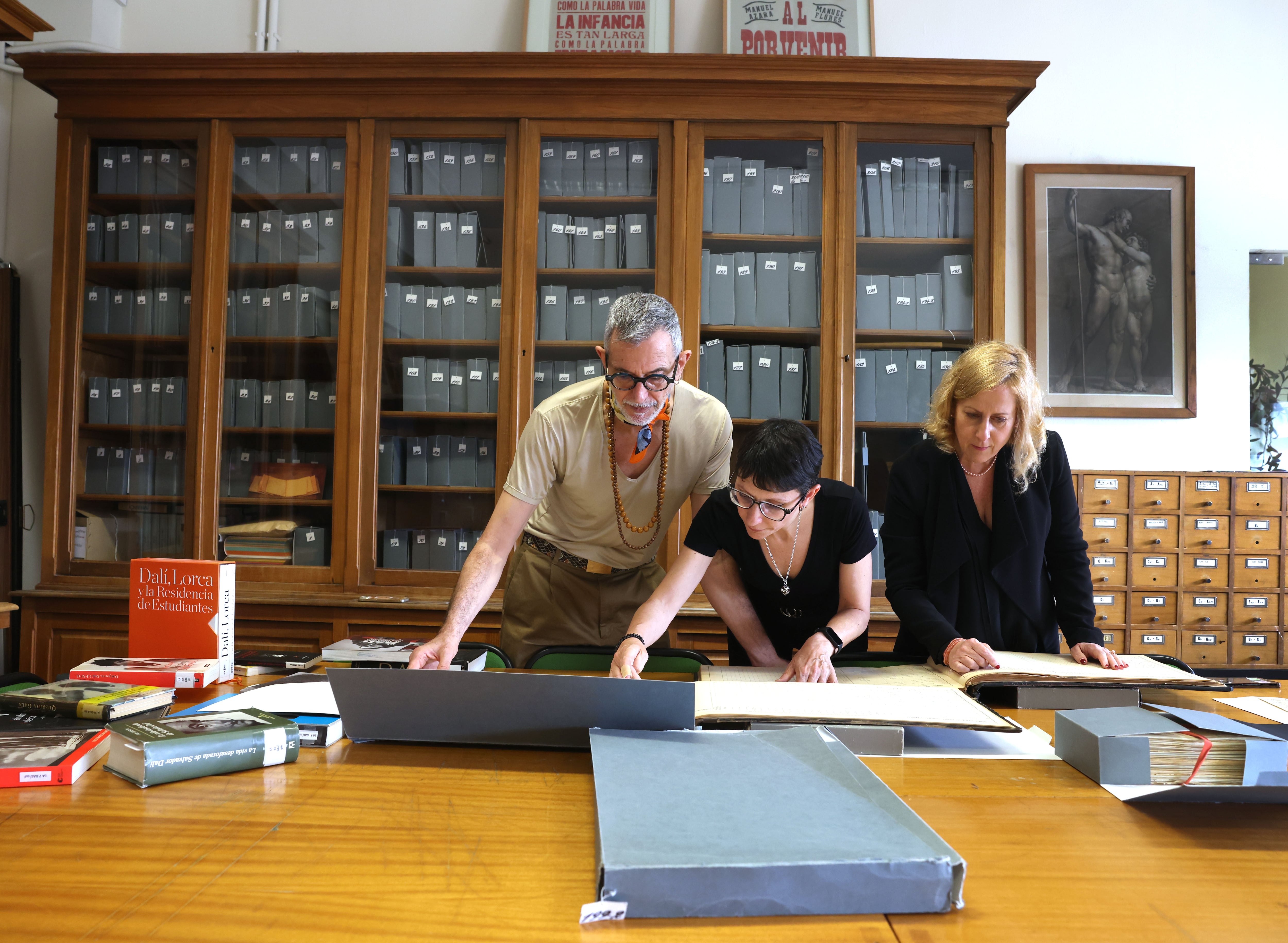 Desde la izquierda, los bibliotecarios de la facultad Bellas Artes de la UCM  Javier Pérez Iglesias y Laura Bonati y la decana, Raquel Monje.