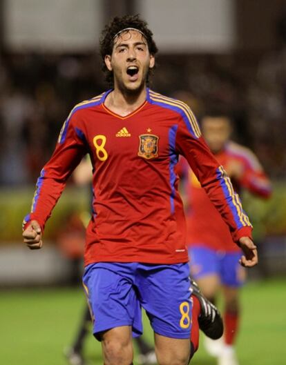 Daniel Parejo celebra su gol de falta a Bielorrusia.