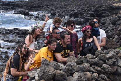 turistas en Isla de Pascua. Viajes por la Semana Santa en Chile
