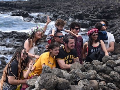 Personas posan para una fotografía en laIsla de Pascua, en Chile.