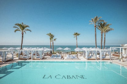 Vista de la piscina de La Cabane Beach Club Marbella.