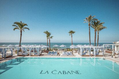 Vista de la piscina de La Cabane Beach Club Marbella.