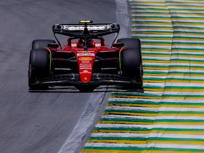 Carlos Sainz Jr. de Ferrari en acción durante la clasificación sprint desde el circuito José Carlos Pace en el GP de Brasil de F1.