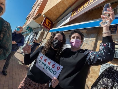 Noelia Garnés (derecha), trabajadora de la administración de lotería de la pedanía murciana de Sangonera la Seca, celebra con una clienta tras vender números del 44.469, agraciado con el segundo premio.