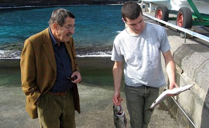 Günter Grass junto a un pescador en la isla de La Palma en 2007, en una fotografía realizada por su hijo.
