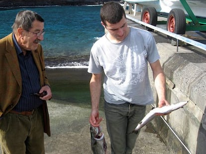 Günter Grass junto a un pescador en la isla de La Palma en 2007, en una fotografía realizada por su hijo.