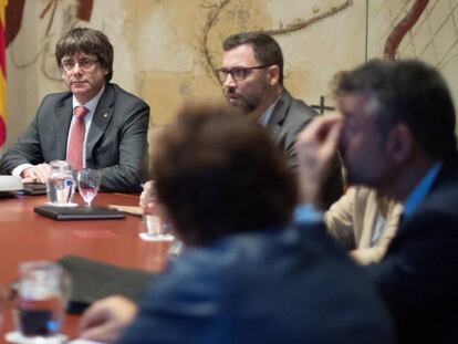 El president de la Generalitat, Carles Puigdemont (d) i el vicepresident, Oriol Junqueras (e), durant una reunió setmanal del Govern.