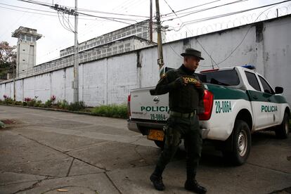 Un agente de la policía custodia el exterior de la cárcel de Tuluá, el 28 de junio de 2022.
