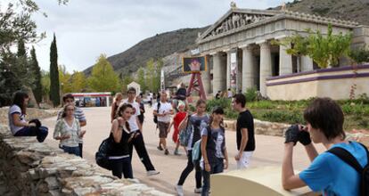 Un grupo de jóvenes, a las puertas del parque Terra Mítica de Benidorm, que hoy cierra sus puertas hasta Pascua.