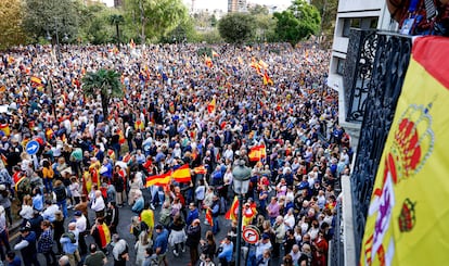 Manifestantes se congregaban en la plaza del Temple de Valencia, este miércoles.