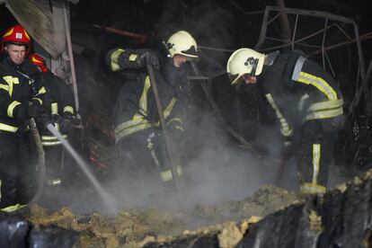 Los servicios de rescate llevan trabajando desde que se produjo el ataque sin descanso para apagar el fuego y rescatar a las víctimas aunque el gobernador provincial, Dmitri Lunin, rebajó las expectativas de encontrar muchos supervivientes. En la imagen, unos bomberos luchan por extinguir el fuego este martes.