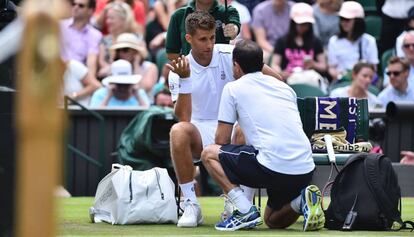 Klizan é atendido durante a partida contra Djokovic.