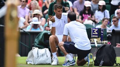 Klizan é atendido durante a partida contra Djokovic.