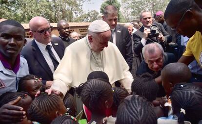 El Papa, con un grupo de ni&ntilde;os en Bangui.