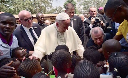 El Papa, con un grupo de niños en Bangui.