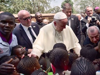 El Papa, con un grupo de ni&ntilde;os en Bangui.