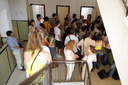 Aspirantes a docentes esperan para examinarse en un instituto madrileño.