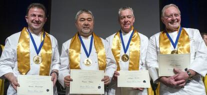 De izquierda a derecha, Martín Berasategui, Kiomy Mikuni, Philippe Rochat, y Pierre Wynants este jueves tras ser nombrados doctores 'honoris causa' en Tours.