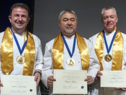 De izquierda a derecha, Martín Berasategui, Kiomy Mikuni, Philippe Rochat, y Pierre Wynants este jueves tras ser nombrados doctores 'honoris causa' en Tours.