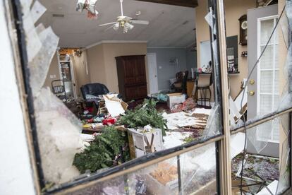 Según el recuento realizado el domingo por la tarde, 513 casas han sufrido daños, de las que 80 han quedado destruidas totalmente. En la imagen, vista del interior de una casa destrozada por el tornado en Rowlett, Texas.