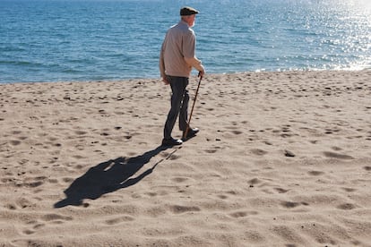 "Reivindico la vejez lúcida, ese maravilloso estado que une la experiencia con el pensamiento y que nos regala verdaderos sabios, como José Luis Sampedro...". En la fotografía el escritor y humanista pasea por la playa de Mijas, en Málaga en 2009.