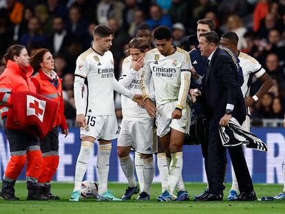 Bellingham poniéndose de pie tras el golpe en el hombro que casi lo deja fuera del partido.