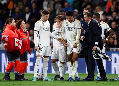 Bellingham poniéndose de pie tras el golpe en el hombro que casi lo deja fuera del partido.