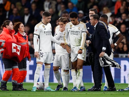 Bellingham poniéndose de pie tras el golpe en el hombro que casi lo deja fuera del partido.