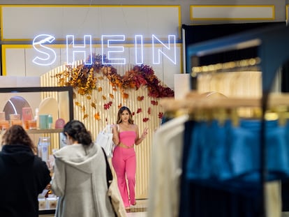 Una compradora posa ante un cartel de Shein, en un centro comercial de Ontario, Estados Unidos.