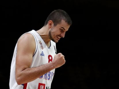 Bjelica celebra una canasta en el Serbia-R.Checa.