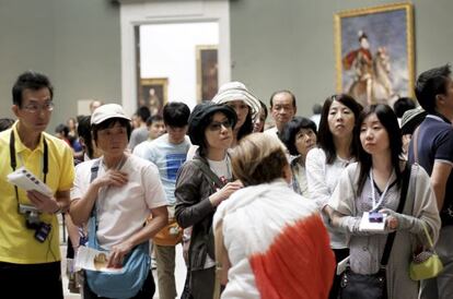 Un grupo de turistas japonesas, durante su visita al Museo del Prado.