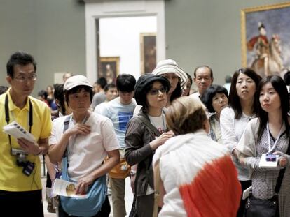 Un grupo de turistas japonesas, durante su visita al Museo del Prado.