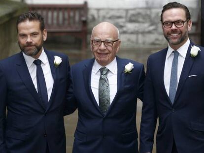 Rupert Murdoch (centro), con sus hijos Lachlan (izda.) y James, en la boda del padre con la exsupermodelo Jerry Hall, celebrada en 2016 en Londres.