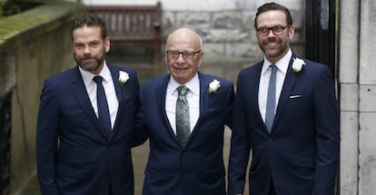 Rupert Murdoch (centro), con sus hijos Lachlan (izda.) y James, en la boda del padre con la exsupermodelo Jerry Hall, celebrada en 2016 en Londres.