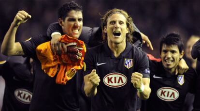 Los jugadores del Atlético Forlán, Raúl García y Agüero celebran la victoria