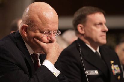 El Director de Inteligencia Nacional, James Clapper (I) y el de la NSA, Mike Rogers