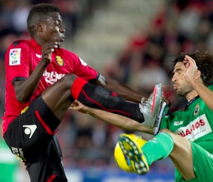 Pereira y Cisma, durante el partido.